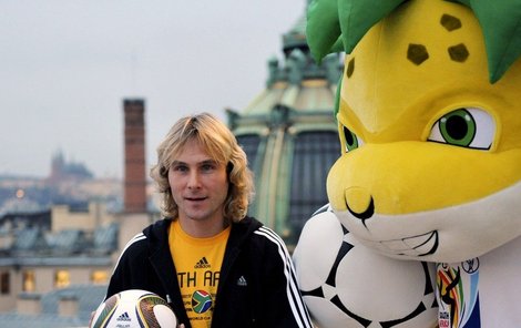 Na terase paláce Hybernia nad Prahou představil Pavel Nedvěd míč pro mistrovství světa 2010.