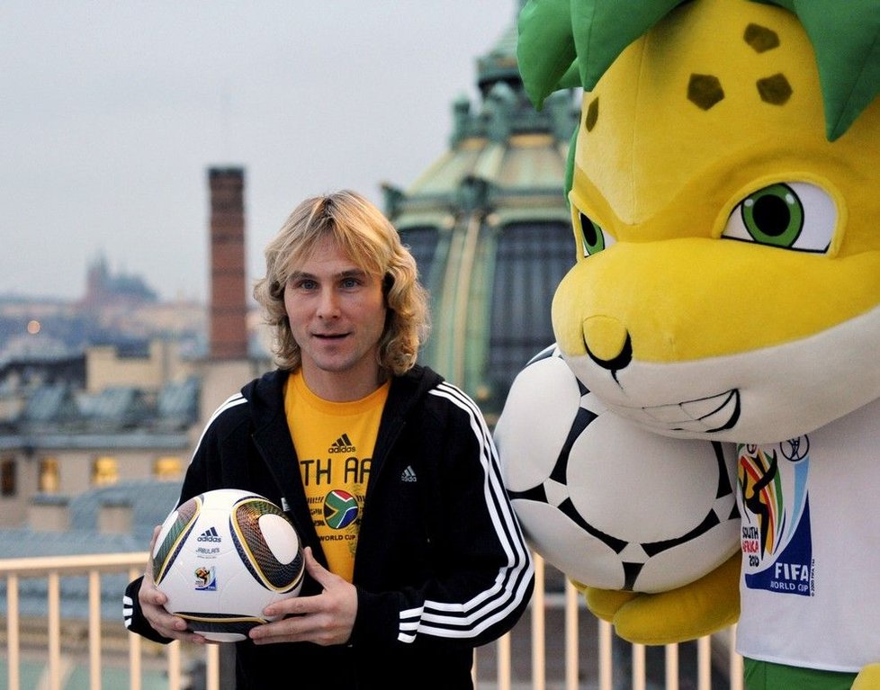 Na terase paláce Hybernia nad Prahou představil Pavel Nedvěd míč pro mistrovství světa 2010.