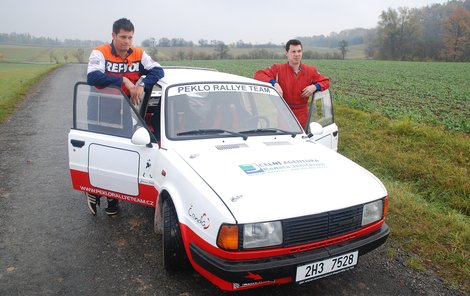 Na tomhle autě pracovali Luboš Sychra a Tomáš Kaválek čtyři roky, teď s ním i závodí.