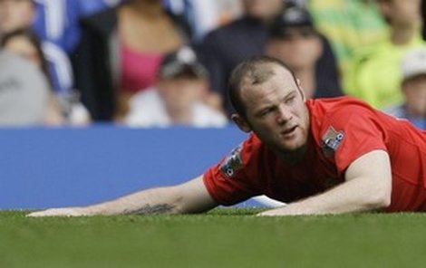 Na trávníku Wayne Rooney moc nepoléhavá. Chybí mu vrčení fénu nebo motoru...