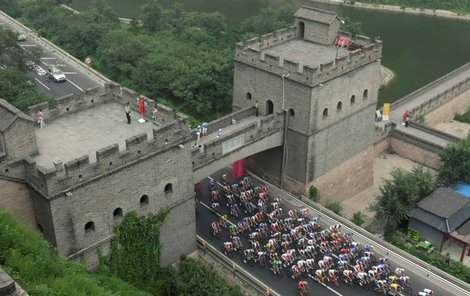 Na údajně nejtěžší cyklistický závod v olympijské historii majestátně shlížela Velká čínská zeď.