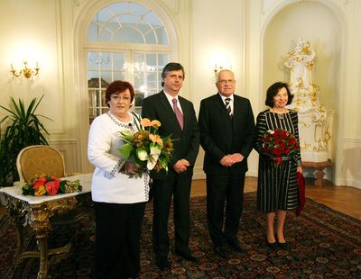 Na úvod setkání předal prezident kytici Daně Fischerové a premiér Livii Klausové.