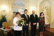 Na úvod setkání předal prezident kytici Daně Fischerové a premiér Livii Klausové.