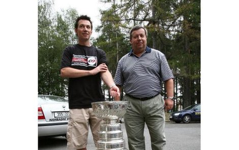 Na vítězné góly je F. Kaberle kadet. Ten předposlední znamenal zisk Stanley Cupu, s ním pózuje se svým otcem.