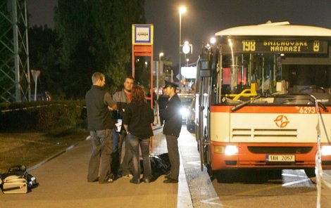 Na zastávce v Praze-Písnici došlo k potyčce. Na snímku policisté u mrtvého těla řidiče.