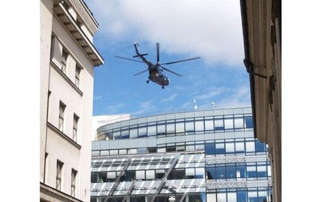 Nad Myslbekem v úplném centru Prahy včera létala helikoptéra.