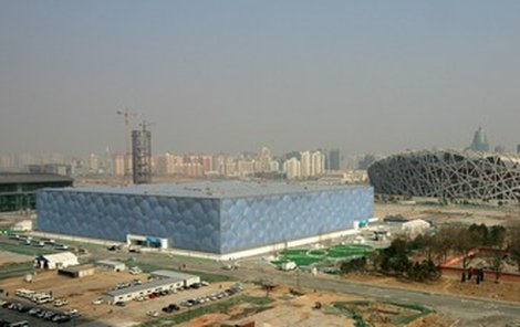 Nádherné stadiony včetně »ptačího hnízda« (vpravo) a »vodní kostky« jsou připraveny. Přesto se Číňané nadále perou s nedůvěrou světa.