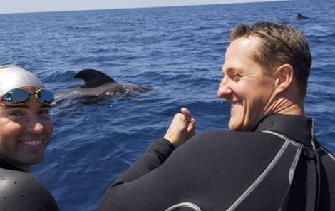 Nadšený Michael Schumacher pozoruje ještě z lodi hejno až osmimetrových kytovců. Za chvíli se vrhne mezi ně!