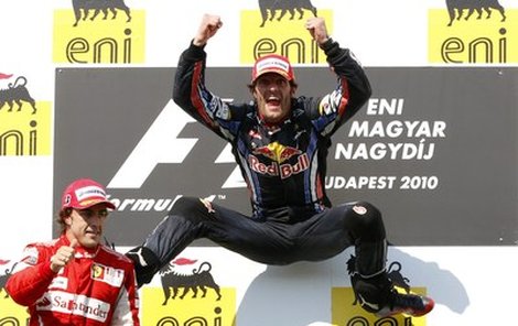 Nadšený vítěz Mark Webber hopsá a dupe na pódiu v Maďarsku jako nefalšovaný tasmánský čert Taz.
