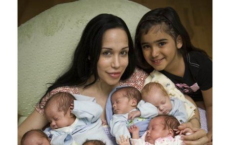 Nadya Suleman, její nejstarší dcera Amerah (7) a šest z nedávno narozených osmerčat…