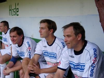 Náhradníci Lukáš Vaculík, Petr Vondráček a Václav Tittlebach (zprava) sledují na střídačce napínavé utkání svého hvězdného týmu Real.