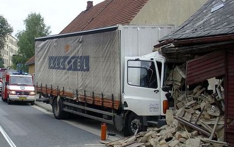 Nákladní automobil včera brzy ráno v Březové nad Svitavou narazil do rodinného domu. 