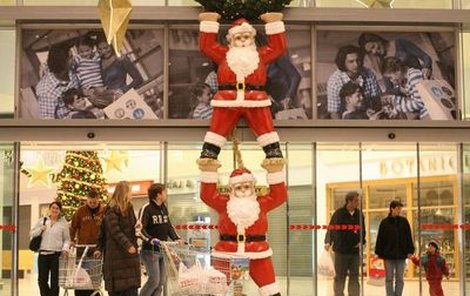 Nákupní centra se naplnila vánoční výzdobou a také zákazníky, kteří horlivě shánějí dárky pod stromeček.