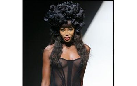 Naomi Campbell má nejen černé květy na hlavě, ale i černé bradavky.