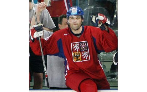 Naposledy?! Reprezentant Jágr přelézá mantinel na olympiádě v Turíně.