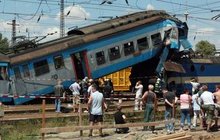 Špatně přehozená výhybka: Rychlík smetl osobní vlak! Strojvedoucího pohřbil v kabině!