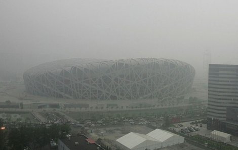 Národní stadion v Pekingu, neboli »Ptačí hnízdo«. Úchvatná stavba, jejíž dokonalost ale nevynikne, poněvadž se celá ztrácí v mlžném oparu.