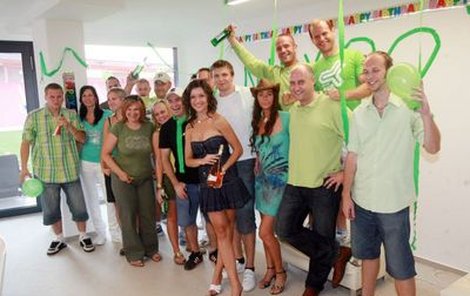 Narozeninovou párty Nikole Plzákové uspořádal Petr Zvěřina (první zleva nahoře) v zeleném, a proto se samozřejmě pila i zelená kořalka.