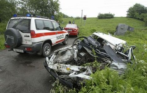 Naštěstí přežili
Takto se doslova zmačká Škoda Felicia po nárazu. Řidič (19) nerespektoval v sobotu výstražné zařízení a v nepřehledném úseku v Návsí u Jablunkova na Frýdecko-Místecku se střetl s rychlíkem jedoucím stokilometro