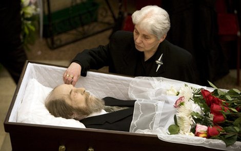Natalia Solženicynová s ostatky zesnulého manžela.