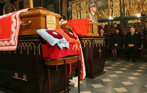 Neděle 13.00, krakov - bazilika panny marie. Poslední »rodinné foto« Kaczyńských: rakve s ostatky Lecha (vlevo) a Marii (vpravo), v rohu smutně sedí prezidentův bratr Jaroslaw a dcera Marta, která původně na pohřeb neměla v plánu jít.