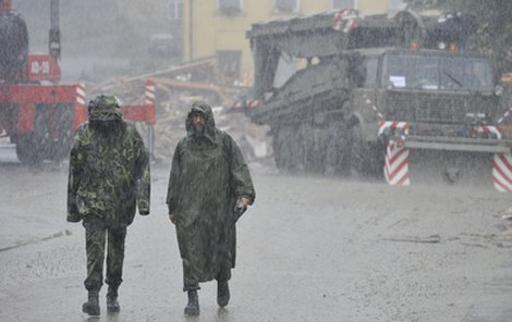 Nedělní silná průtrž mračen, která zasáhla Chrastavu a okolí, dočasně přerušila odklízecí práce. Odmlčela se i těžká technika.