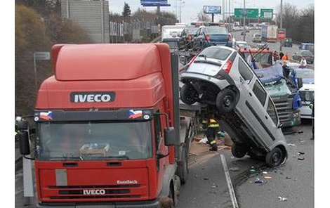 Nehoda dvou kamionů na dálnici u sjezdu na Jižní spojku  zablokovala na několik hodin nejdůležitější tah do centra Prahy.