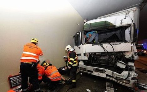 Nehoda v Cholupickém tunelu zastavila provoz na okruhu.