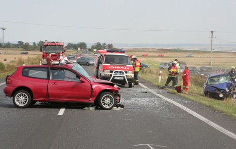 Nehodu způsobil řidič hondy, když vjel nečekaně do protisměru.