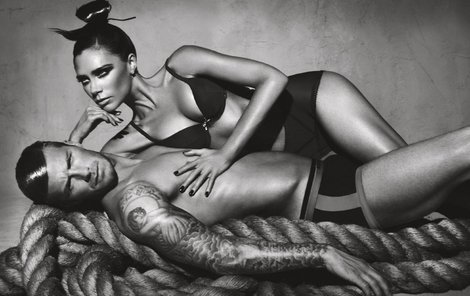 Nejaktuálnější snímky z kolekce, kterou Beckhamovi nafotili pro italského designéra Giorgia Armaniho. Na billboardech po celém světě propagují jeho luxusní spodní prádlo.