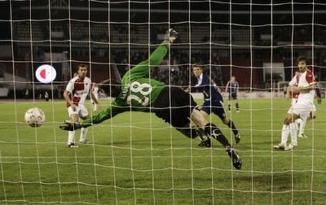 Nejlepší zákrok v životě. Martin Vaniak se vrhá k levé tyči a vyráží přesnou hlavičku Huntelaara. O třicet minut později se Slavia poprvé v historii dostává do Ligy mistrů.