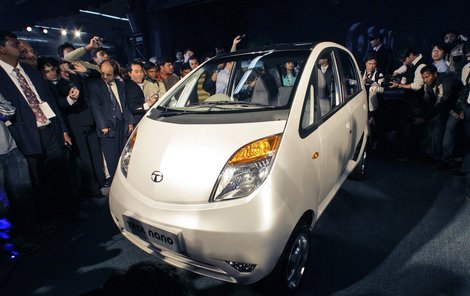 Nejlevnější vůz světa Tata Nano se bude prodávat za 45 tisíc korun. Do roku 2011 to však bude jen na indickém trhu.