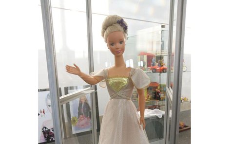 Největší Barbie - Největším exponátem je 90 centimetrů vysoká panenka Barbie v bílo-zlatých šatech. Tyto panenky se vyráběly i v kostýmech baletky nebo nevěsty a jejich šaty na sebe obléklo i dítě.