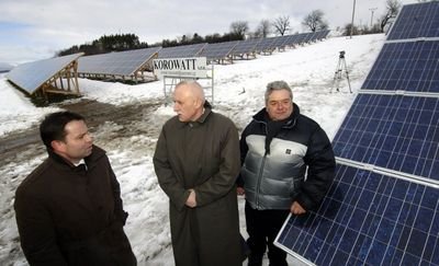 Největší sluneční elektrárna v republice byla otevřena v Bušanovicích.