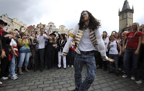 Někteří dvojníci se včera v Praze loučili s legendou napodobováním jeho tance.