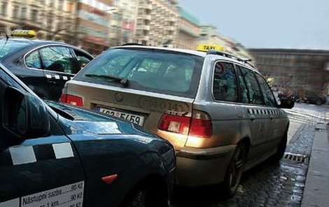 Někteří pražští taxikáři jezdí za 90 korun na kilometr.