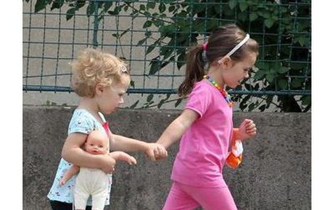 Nelly (vlevo) vzala na procházku kamarádku panenku, Charlottka »vyvenčila« kabelku.
