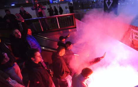 Němečtí fanoušci jdou do metra za »skvělou« zábavou.