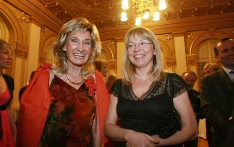 Nerozhodná Zuzana Bubílková (vlevo) se na plese setkala i s Pavlou Topolánkovou.