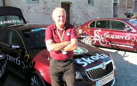 Nerozlučná dvojka, která brázdí Francii: šofér John Schleck, otec cyklistických es, a Škoda Superb.