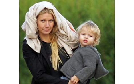 Neupravená Gwyneth se synem Mosesem.