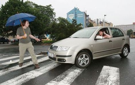 Srazilo muže na přechodu třetí auto, nebo už na zebře ležel? To je záhada, kterou nyní řeší brněnská policie.