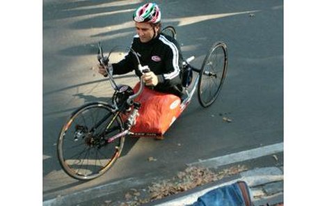 Nezdolný Alex Zanardi v New Yorku odložil protézy, usedl na »handcycle« a vyrazil vstříc svému prvnímu maratonu.