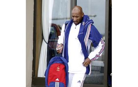 Nicolas Anelka si musel v sobotu večer zabalit tašky a francouzský tým opustit.