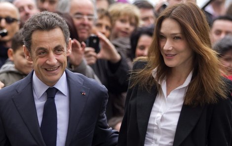 Nicolas Sarkozy už otci odpustil, sám není také svatoušek. Krásná Carla Bruni je jeho druhou manželkou.