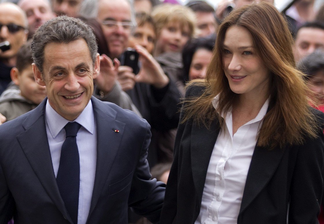 Nicolas Sarkozy už otci odpustil, sám není také svatoušek. Krásná Carla Bruni je jeho druhou manželkou.