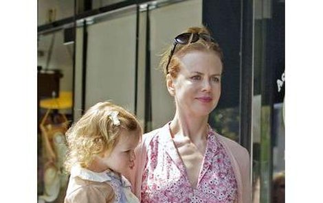 Nicole Kidman na nákupech s dcerou Sunday Rose. Vystupující kosti jsou vidět i na dálku.