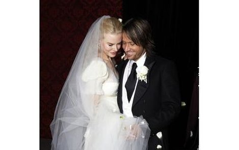 Nicole Kidman s Keithem Urbanem ve svatební den zářili štěstím.