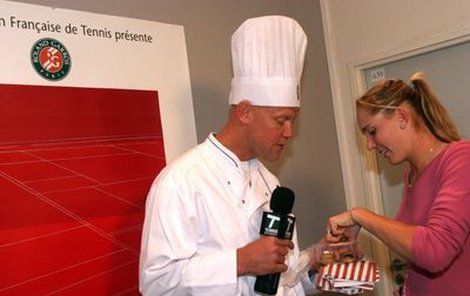 Nicole Vaidišová francouzské speciality právě nemusí a ví to už i bývalý deblista Murphy Jensen. Ten na turnajích točí zákulisní skeče pro Tennis Channel a Vaidišovou vyzval k malé ochutnávce. Dle výrazu jí ale příliš nechutnalo…