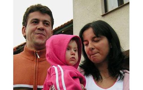Nikolka (9 měsíců)
A »nepraví« rodiče
Jaroslava a Libor 
Nikolka zatím jen leze a je stále nevlastní maminkou kojená.